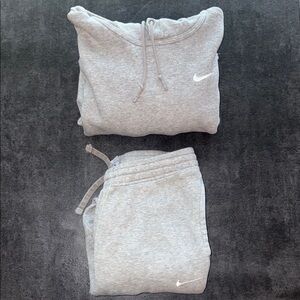 Nike Women’s Gray Sweatsuit (Sweatpants and Sweatshirt/ Hoodie)